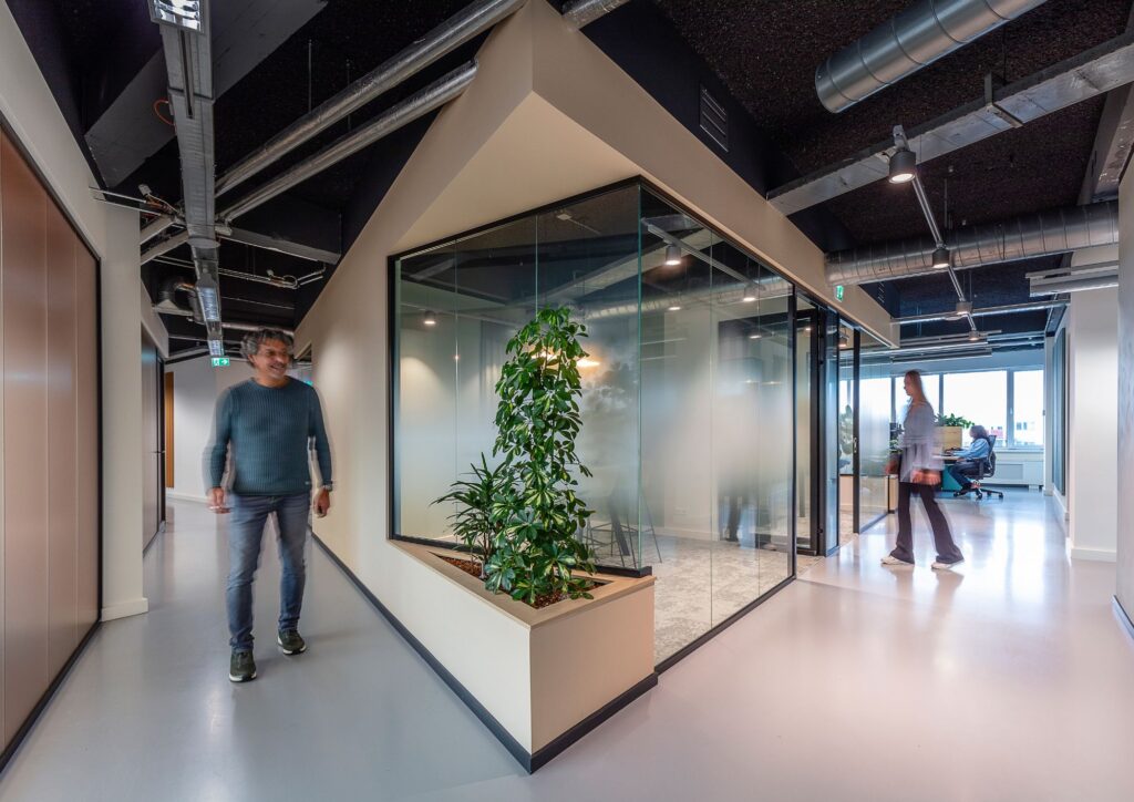 maatwerk glaswand met bloembak plantenbak