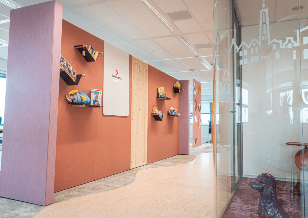 akoestische tussenwand terracotta roze