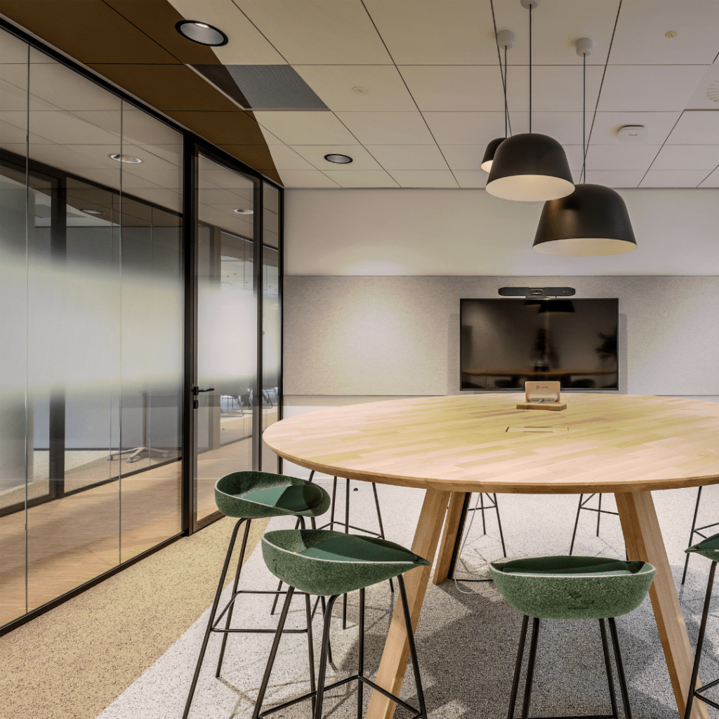 vergaderruimte hoge ronde tafel groene stoelen